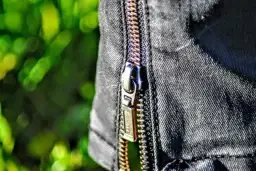 Jak naprawić zamek w kurtce słomką? Sprytny trik na awarię!