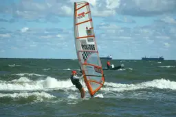 Gdzie uprawiać windsurfing w Polsce? Odkryj najlepsze miejsca i warunki