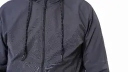 Szara kurtka softshell z zamkiem i sznurkami. Dowiedz się, softshell co to za materiał i jakie ma zalety.