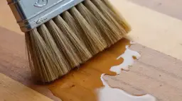 Skuteczne metody na zmycie farby Magnat z podłogi bez uszkodzeń