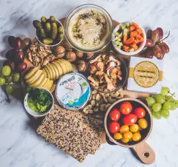 Ser wegański z czego: odkryj składniki i przepisy, które zaskoczą