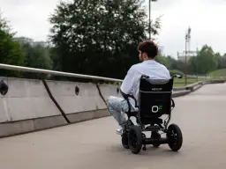 Wózek inwalidzki: jak wybrać idealny? Refundacja NFZ i PFRON