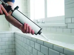 Czy można kłaść silikon na silikon? Unikaj błędów i nieszczelności