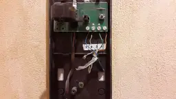 Schemat podłączenia domofonu 4 żyłowego: przewody zielony, pomarańczowy, niebieski i biały podłączone do zacisków 1, 2, 3, 4.