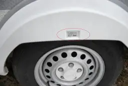 Jakie ciśnienie w oponach przyczepy kempingowej zapewni bezpieczeństwo?