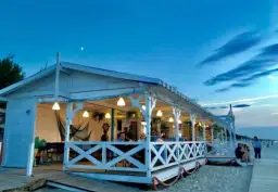 Krynica Morska: Gdzie zjeść? Ranking ryb, rodzinne obiady, widoki