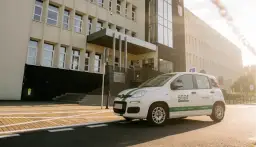 Samochód szkoleniowy przed budynkiem WORD. Zastanawiasz się, ile kosztują egzaminy w WORD? Sprawdź ofertę szkoły jazdy STAR.