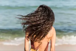 Sól morska do włosów: jak uzyskać beach waves i nie zniszczyć pasm?