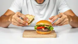 Jak jeść burgera? Sztuczki, które uratują Ci ubranie