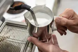 Które mleko roślinne do kawy wybrać dla idealnego smaku i pianki?