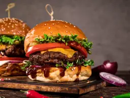 Jak doprawić mięso wołowe na burgery, aby były soczyste i aromatyczne