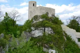 Zamek w Smoleniu: Tajemnicze ruiny na Szlaku Orlich Gniazd