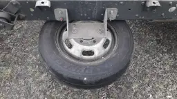 Przebita opona w Traficu? Jak wyjąć koło zapasowe bez stresu