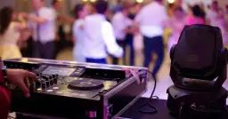 DJ na wesele: ile naprawdę kosztuje i jak mądrze wybrać?