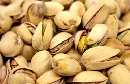 Mnóstwo łuskanych pistacji, które choć botanicznie są pestkowcami, często traktujemy jako orzechy.