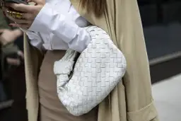 Czy białe torebki są modne? Poznaj najnowsze trendy i stylizacje