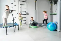 Zajęcia ruchowe z elementami integracji sensorycznej dla dzieci – jak pomóc?