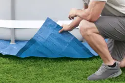 Na czym rozłożyć basen ogrodowy, aby uniknąć uszkodzeń i kosztów?