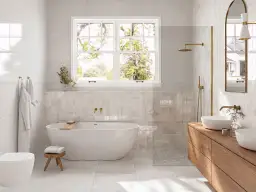 Nowoczesna łazienka z wanną, prysznicem, drewnianą szafką i oknem.