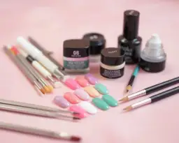 Co jest potrzebne do przedłużania paznokci? Kluczowe narzędzia i produkty