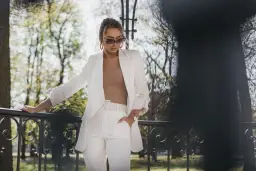 Jaka bluzka do białego garnituru? Stwórz idealny look na każdą okazję.