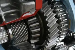 Luz na skrzyni biegów objawy – jak je rozpoznać i uniknąć kosztownych napraw