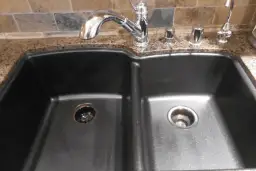 Czarny zlew z konglomeratu: Jak usunąć kamień i plamy?