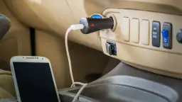 Jaki bezpiecznik do gniazda zapalniczki, by uniknąć uszkodzeń?