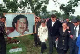 Ludzie niosą portret Pabla Escobara podczas pogrzebu.