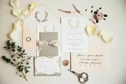 Jak napisać zaproszenie na ślub, by zachwycić gości i uniknąć błędów