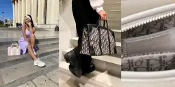 Kobieta w pastelowej sukience i sportowych butach prezentuje różową christian dior torebkę. Obok, inna torebka Dior w granatowe monogramy.