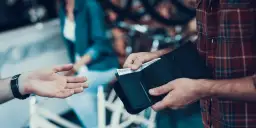 Jak legalnie przewieźć gotówkę przez granicę? Limity i kary