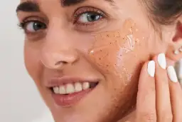 Peeling enzymatyczny: Odkryj sekret gładkiej cery bez tarcia