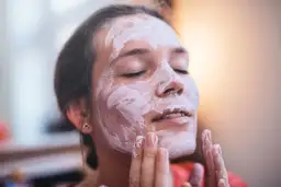 Naturalne odmładzanie cery: Babcine sposoby na blask i jędrność