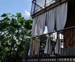 Jak zamontować zasłony na balkonie w bloku - proste sposoby i porady