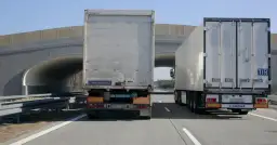 Czy tir może wyprzedzać tira na autostradzie? Sprawdź nowe przepisy