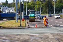 Świeży asfalt: Kiedy wjazd jest bezpieczny? Ekspert radzi