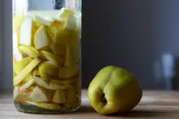 Nalewka z zielonej pigwy: Czy warto? Praktyczny przepis i wady