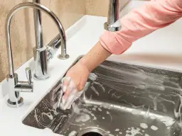 Jak wyczyścić zlew ze stali nierdzewnej? Domowe sposoby i porady
