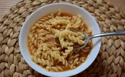 Jak zahartować śmietanę do zupy i uniknąć grudek? Prosty sposób!