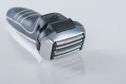 Golarka do głowy: Ranking, typy i golenie na zero bez podrażnień