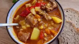 Jak gotować zupę gulaszową? Prosty przepis krok po kroku bez błędów