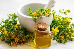 Jak stosować nalewkę z dziurawca, aby uniknąć skutków ubocznych?