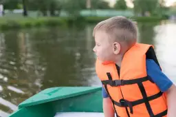 Kapok dla dziecka: Jak wybrać bezpieczny i dopasowany? Przewodnik