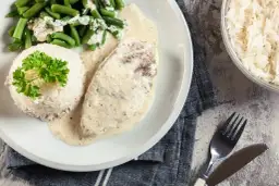 Jakie surówki do kurczaka w sosie śmietanowym idealnie pasują?