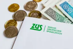 Monety i banknoty obok dokumentu ZUS. Zastanawiasz się, ile można dorobić na rencie?