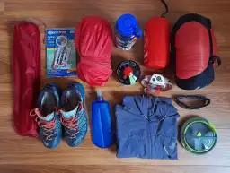 Attrezzatura Montagna: Guida Essenziale per Sicurezza e Comfort