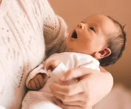 Jak podnosić niemowlę według fizjoterapeuty, aby uniknąć kontuzji