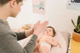 Co ile zmieniać pieluchę noworodkowi, aby uniknąć odparzeń?