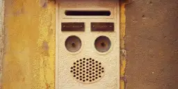 Jak działa domofon w bloku? Odkryj jego tajemnice i funkcje